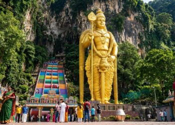 Com uma estátua dourada de 42 metros e cavernas calcárias, os templos de Batu na Malásia são centros de peregrinação de escala mundial