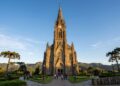A monumental igreja de estilo gótico construída com pedras vulcânicas gigantes que esconde 12 sinos de bronze pesando 3 toneladas trazidos de navio da Itália