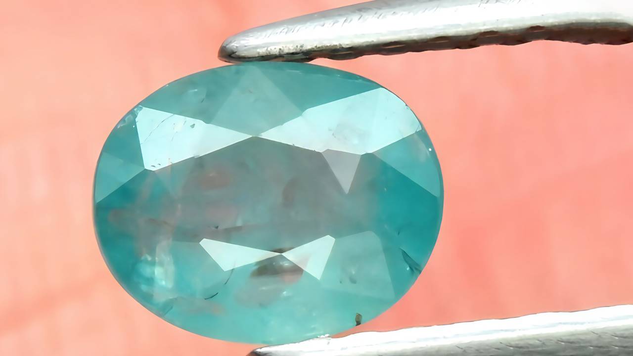 Esqueça as gemas de vitrine, pois este mineral azul-esverdeado de Madagascar é tão raro que gemas puras lapidadas são raridades no mercado 