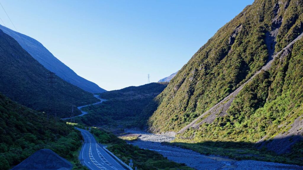 Com 339 km através dos Alpes Australianos, a rodovia surge como a maior estrada de montanha do país, cruzando picos e vales remotos