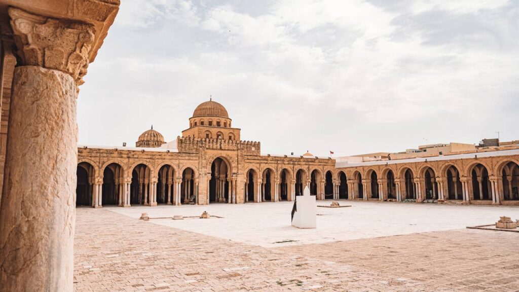 Com 10.000 m² de área construída e um minarete do século IX, a Grande Mesquita de Kairouan virou o marco mais sagrado do Islã no Magrebe