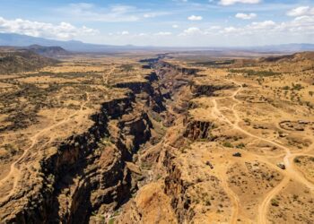 Um continente inteiro está se partindo ao meio: fenda gigante na África já é visível a olho nu e cientistas confirmam o nascimento de um novo oceano