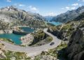 Com curvas a 2.164 metros de altitude, a estrada na Suíça atravessa montanhas de granito, sendo um marco da infraestrutura alpina