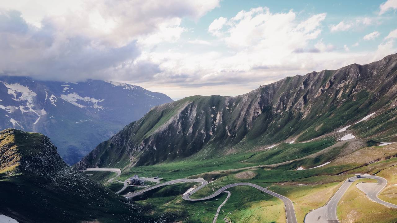 Com 36 curvas fechadas que sobem a 2.504 metros de altitude, a rodovia alpina austríaca surge como um dos trajetos mais monumentais da Europa