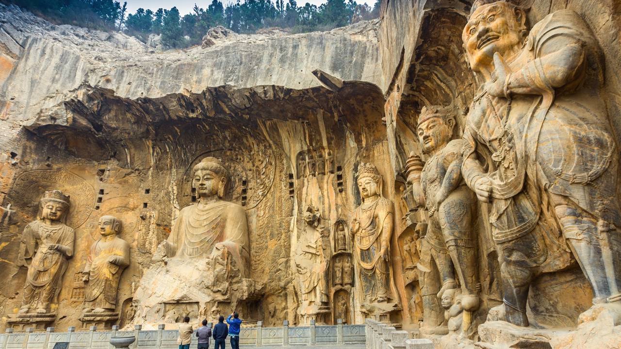 Localizadas nas margens do rio Yi, com 100 mil estátuas de Buda e 2.300 grutas, Longmen tornou-se o maior museu de escultura em pedra da China