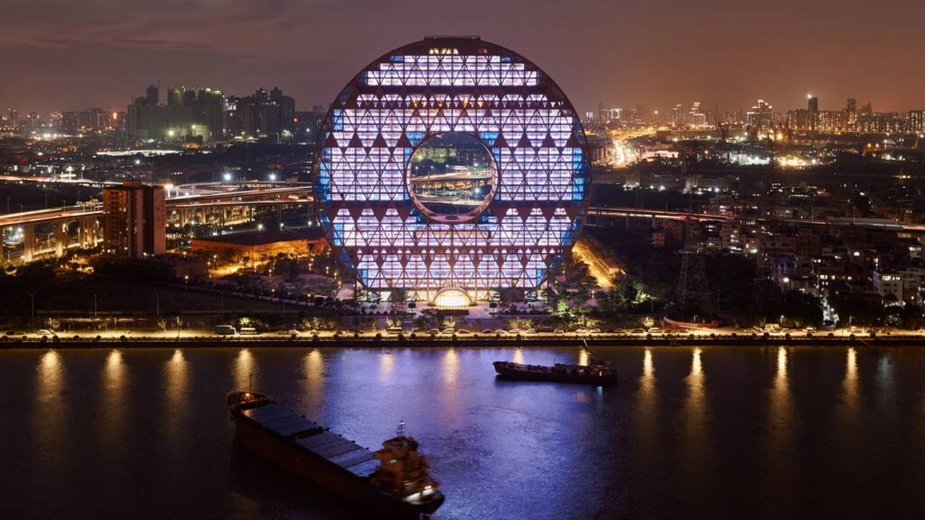Com 138 metros de altura e um vão central de 48 metros, o edifício circular na China surge como o prédio de geometria única mais alto do mundo