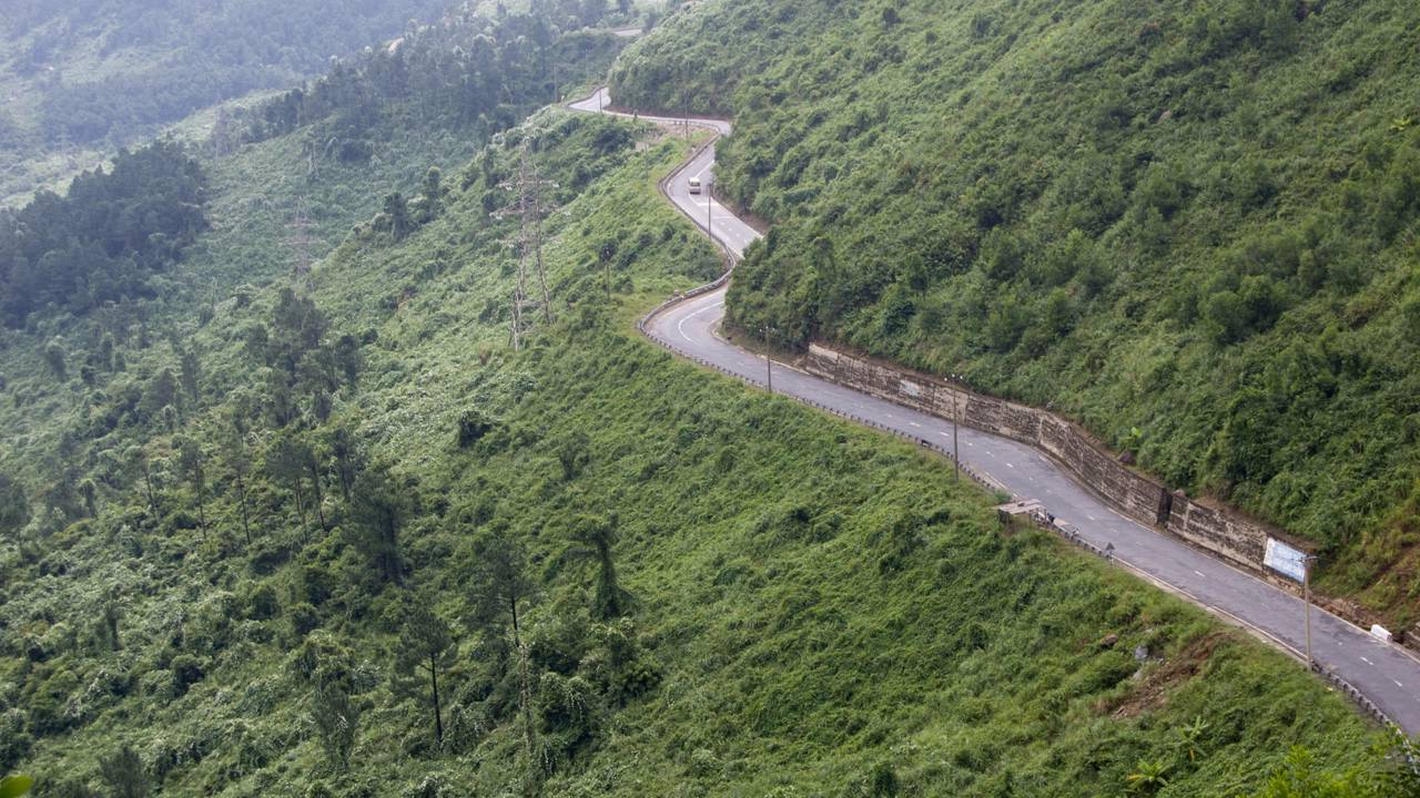 Com 21 km e 496 metros de altura sobre o mar, o Passo das Nuvens no Vietnã surge como um marco da engenharia costeira