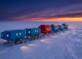 Vista panorâmica da base Halley VI sob o céu colorido da Antártida