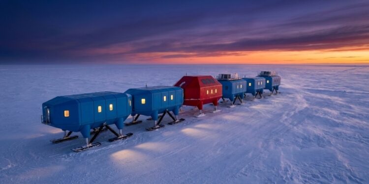 Vista panorâmica da base Halley VI sob o céu colorido da Antártida