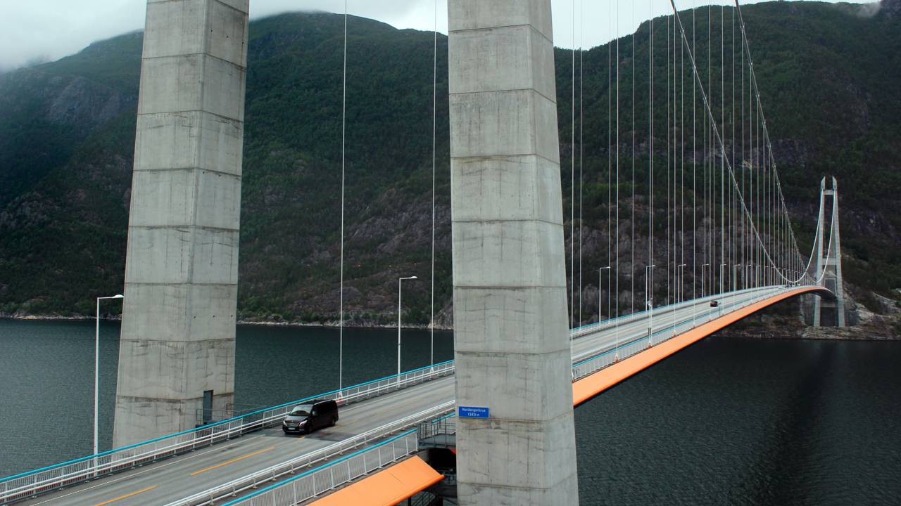 Com vão livre de 1.310 metros e dois túneis nas extremidades, a ponte norueguesa de 2013 tornou-se a maior travessia suspensa de todo o país