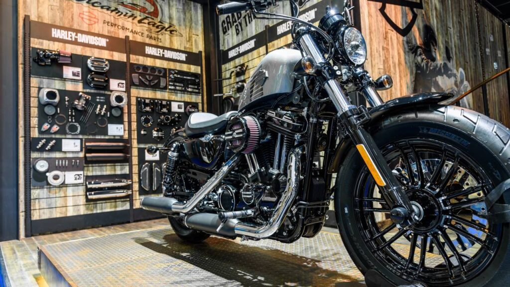 Com mais de 120 anos e o ronco do V-Twin, a Harley superou a crise da AMF e virou o maior símbolo de liberdade sobre duas rodas