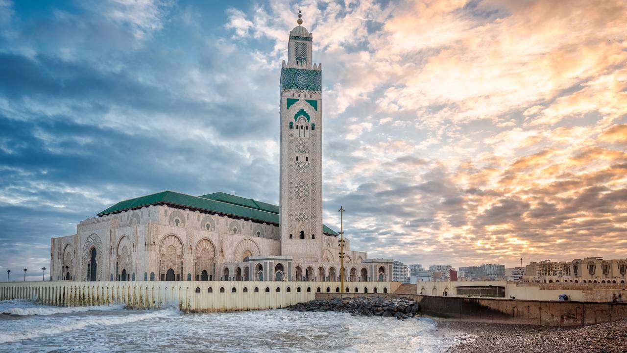 Com 210 metros de altura em seu minarete, a mesquita marroquina sobre o mar é uma das maiores e mais complexas obras da engenharia islâmica