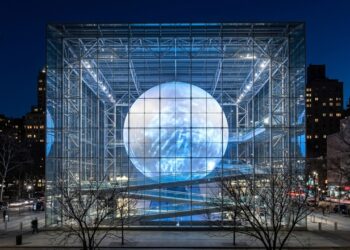 Com uma esfera de 26 metros dentro de um cubo de vidro, a obra de 2000 em Nova York surge como um dos cenários mais surreais da ciência mundial