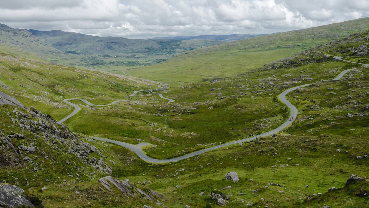 Com suas curvas sinuosas e vistas panorâmicas, a passagem de Healy Pass na Irlanda surge como um exemplo de beleza cênica e engenharia