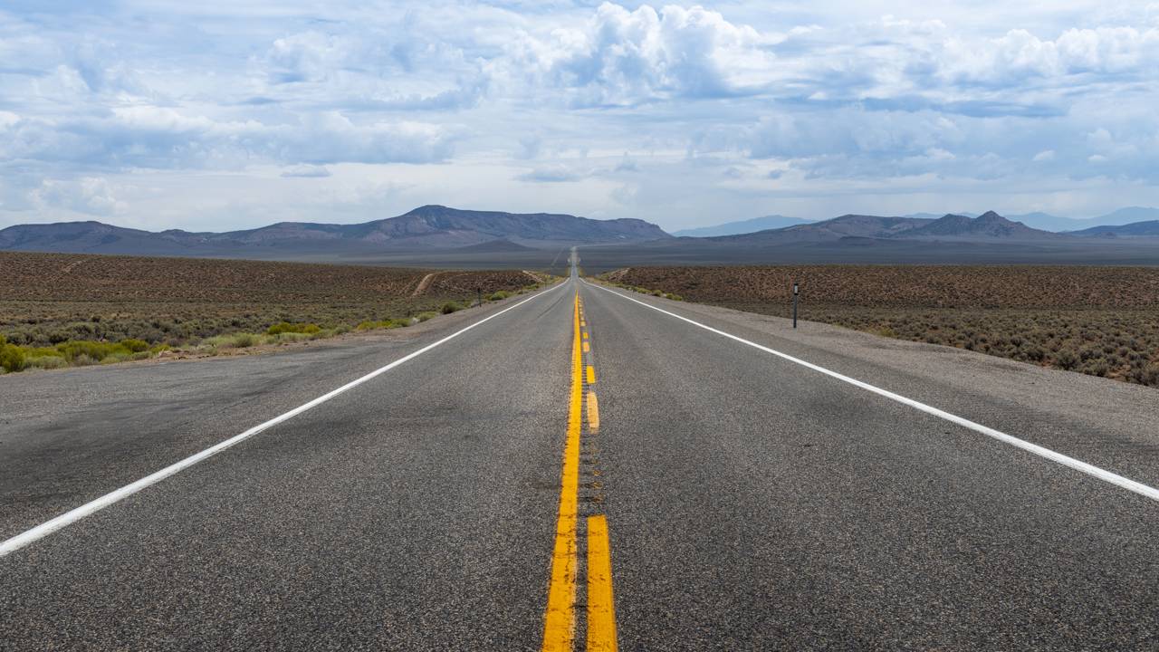 Com 657 km de extensão pelo deserto de Nevada, a "estrada mais solitária" dos EUA surge como um desafio único para o viajant