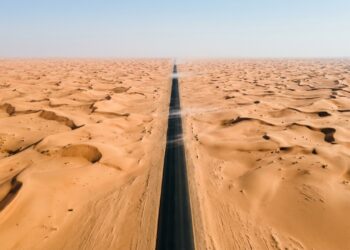 A estrada reta mais longa do mundo, na Arábia Saudita, oferece essa experiência extrema