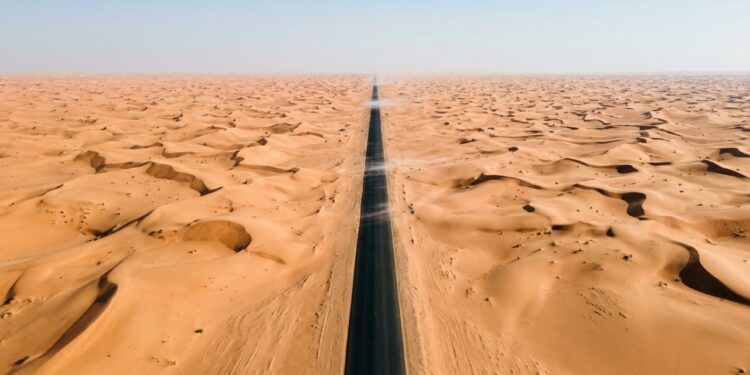 A estrada reta mais longa do mundo, na Arábia Saudita, oferece essa experiência extrema