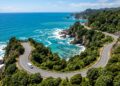 Com curvas sinuosas beirando o mar e falésias da península, a rodovia SH25, na Nova Zelândia, tornou-se o caminho cênico mais charmoso da Ilha do Norte