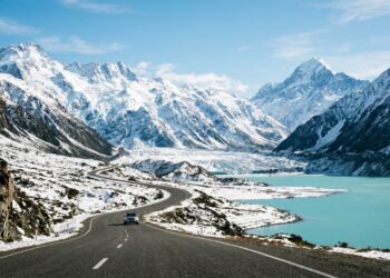 Com 232 km de extensão entre montanhas, a rodovia no Canadá revela mais de 100 geleiras antigas e surge como a rota mais cênica do mundo
