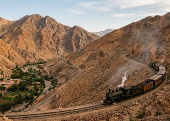 A ferrovia chilena inaugurada em 1913 ainda sobe os Andes e entrega paisagens que parecem saídas de outro planeta