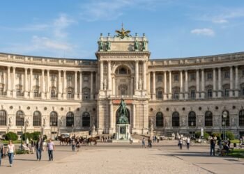 Com 2.600 salas e construído desde o século XIII, o palácio de Viena tornou-se a maior residência imperial e o coração do poder dos Habsburgos
