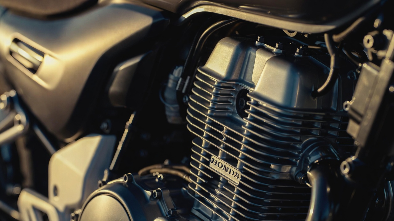 Entregando 24,7 cavalos com embreagem assistida, a street nacional de 300cc utiliza iluminação em LED para aumentar a segurança do piloto à noite