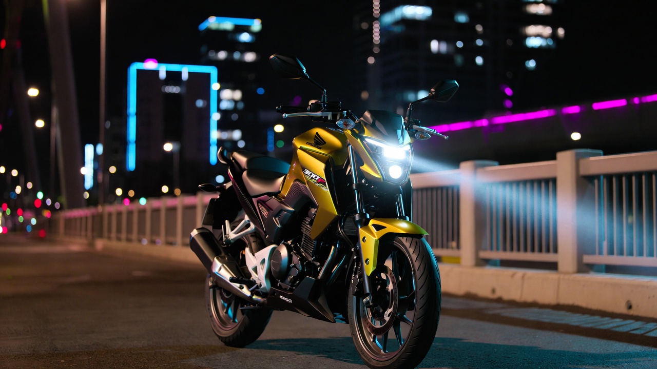 Entregando 24,7 cavalos com embreagem assistida, a street nacional de 300cc utiliza iluminação em LED para aumentar a segurança do piloto à noite