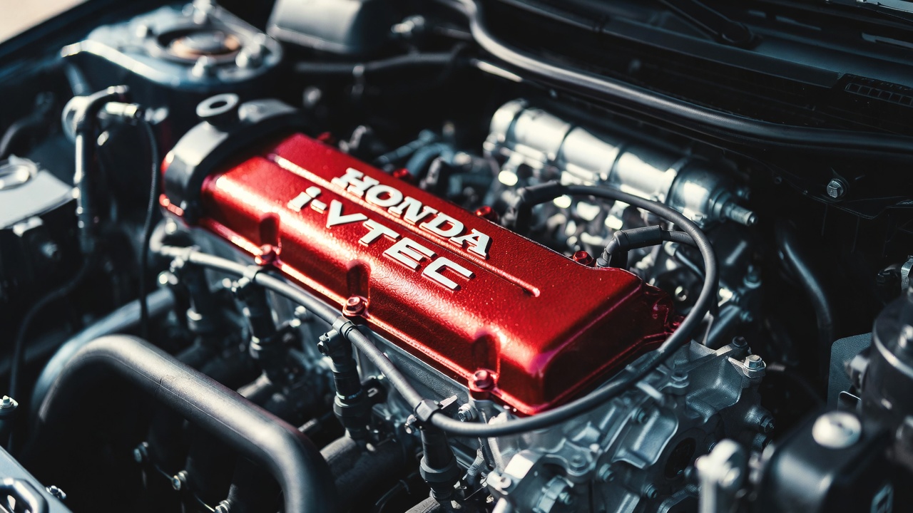 Girando até oito mil rotações com o motor i-VTEC, o sedan usado que entrega 192 cavalos permanece como uma referência de engenharia pura no Brasil