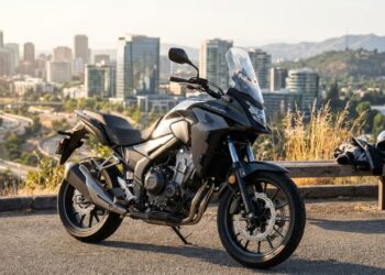 Com motor bicilíndrico de 471 cc e autonomia de 450 km, a Honda NX 500 surge como a crossover mais versátil e tecnológica da categoria no país