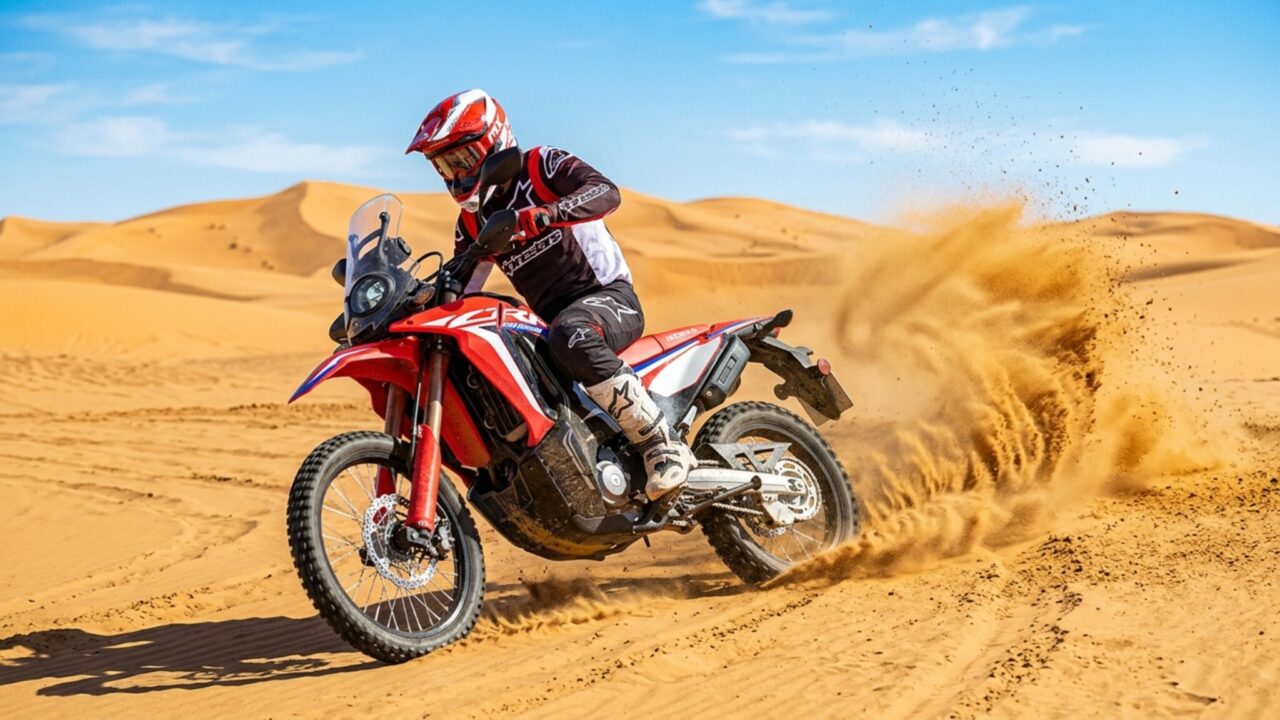 Moto aventureira de 300cc com suspensão de rali e tanque de 14 litros permite cruzar o deserto com economia de 35 km por litro em viagens longas