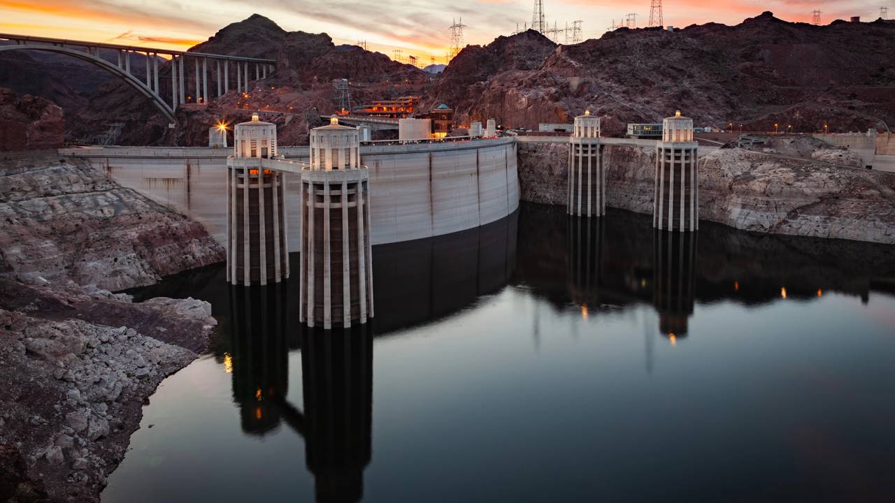 Com 221 metros de altura e 4,4 milhões de metros cúbicos de concreto, a barragem no Rio Colorado mudou a história do deserto americano