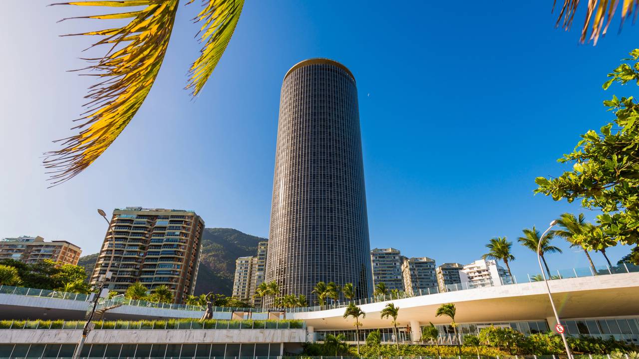 Com 34 andares e 108 metros de altura, a torre cilíndrica de Niemeyer surge como um ícone da arquitetura hoteleira no Rio