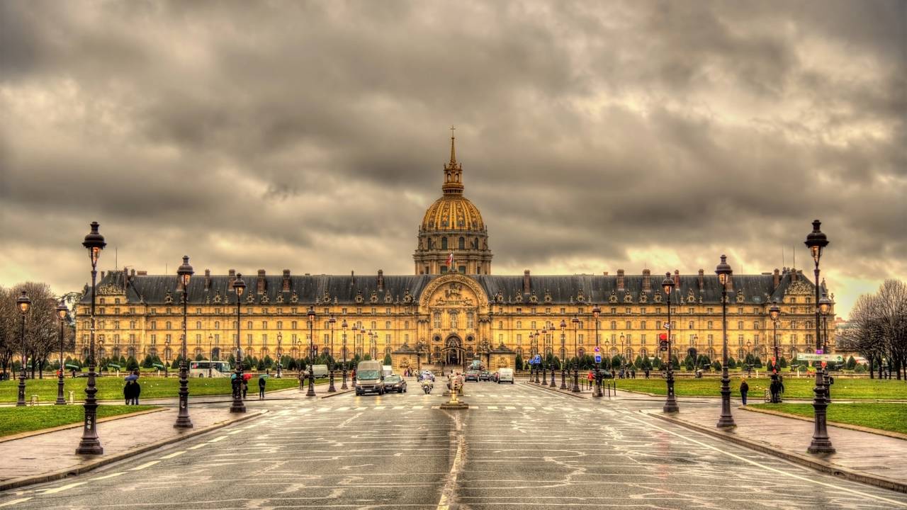 Com 107 metros de altura, a cúpula dourada de Paris guarda o túmulo de Napoleão e surge como um recorde da engenharia