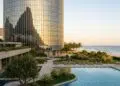 Com 34 andares e 108 metros de altura, a torre cilíndrica de Niemeyer surge como um ícone da arquitetura hoteleira no Rio
