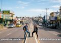 Onde a rua principal é dividida ao meio entre dois países: a cidade mais ao sul do Brasil o canteiro central separa o real do peso uruguaio