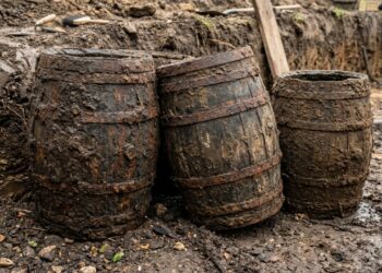 Descoberta arqueológica de recipientes construtivos antigos