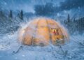 Acampar sob uma tempestade de neve usando uma barraca inflável