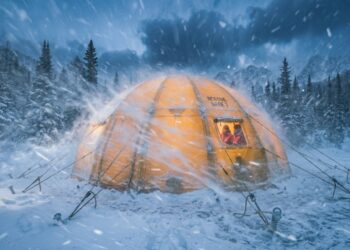 Acampar sob uma tempestade de neve usando uma barraca inflável