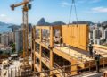 Como a madeira engenheirada (CLT) entrega segurança estrutural superior, reduz o tempo de obra e diminui a pegada de carbono