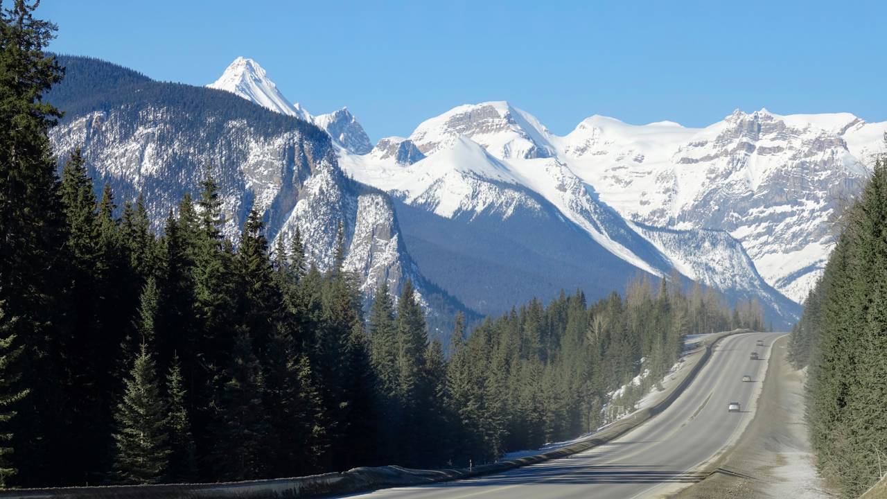 Com 232 km de extensão entre montanhas, a rodovia no Canadá revela mais de 100 geleiras antigas e surge como a rota mais cênica do mundo