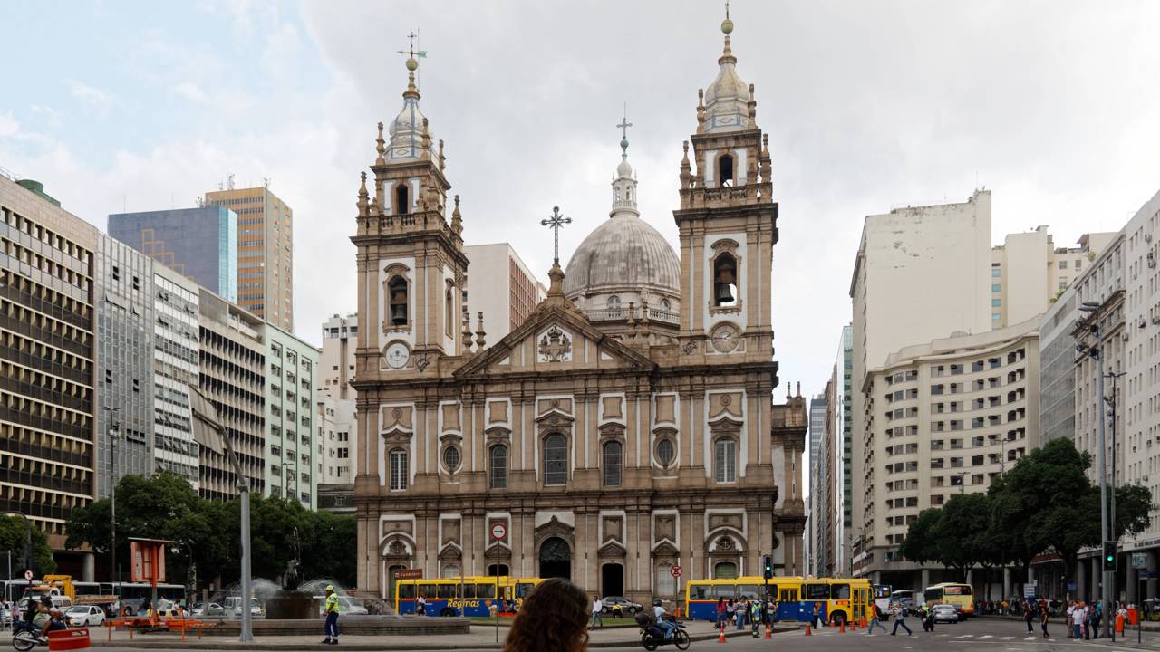 Com cúpula de 63 metros de altura e portas de 3 toneladas, a Candelária surge como um marco recorde da engenharia carioca