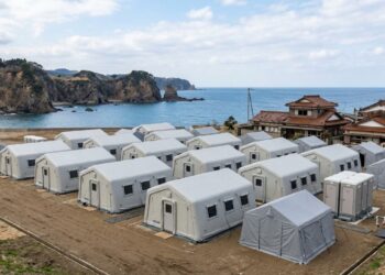 Você já imaginou quanto tempo uma família desabrigada espera por um teto após um terremoto?