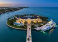 Com um custo de US$ 218 milhões e situada em uma ilha privada, a mega mansão na Flórida surgiu como a propriedade mais exclusiva de toda a região