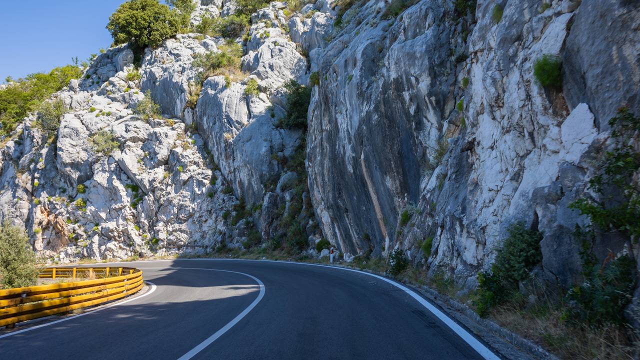 Com cerca de 600 km de extensão pela costa do Adriático, a rodovia croata surge como uma referência de engenharia cênica e beleza mediterrânea