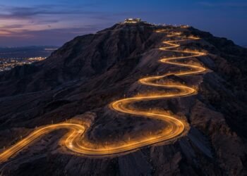 Com 60 curvas e 1.219 metros de altura, a rodovia no deserto surge como uma obra monumental da engenharia árabe