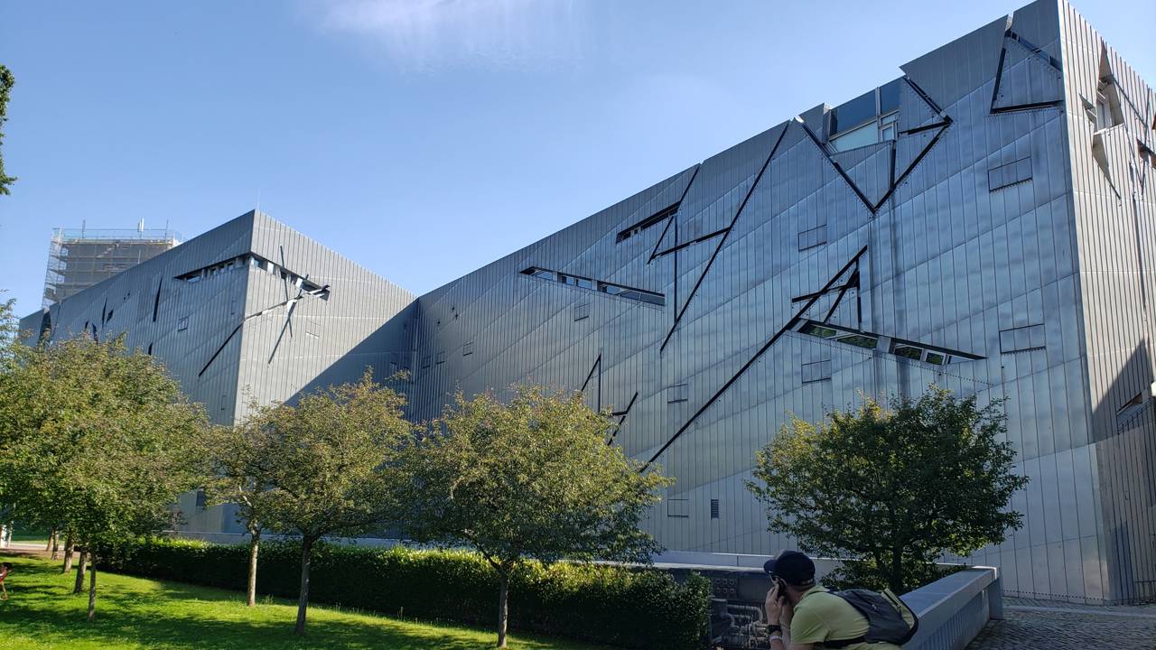 Com 15.500 m² de fachada de zinco, o Museu Judaico em Berlim surge como um marco da arquitetura desconstrutivista mundial