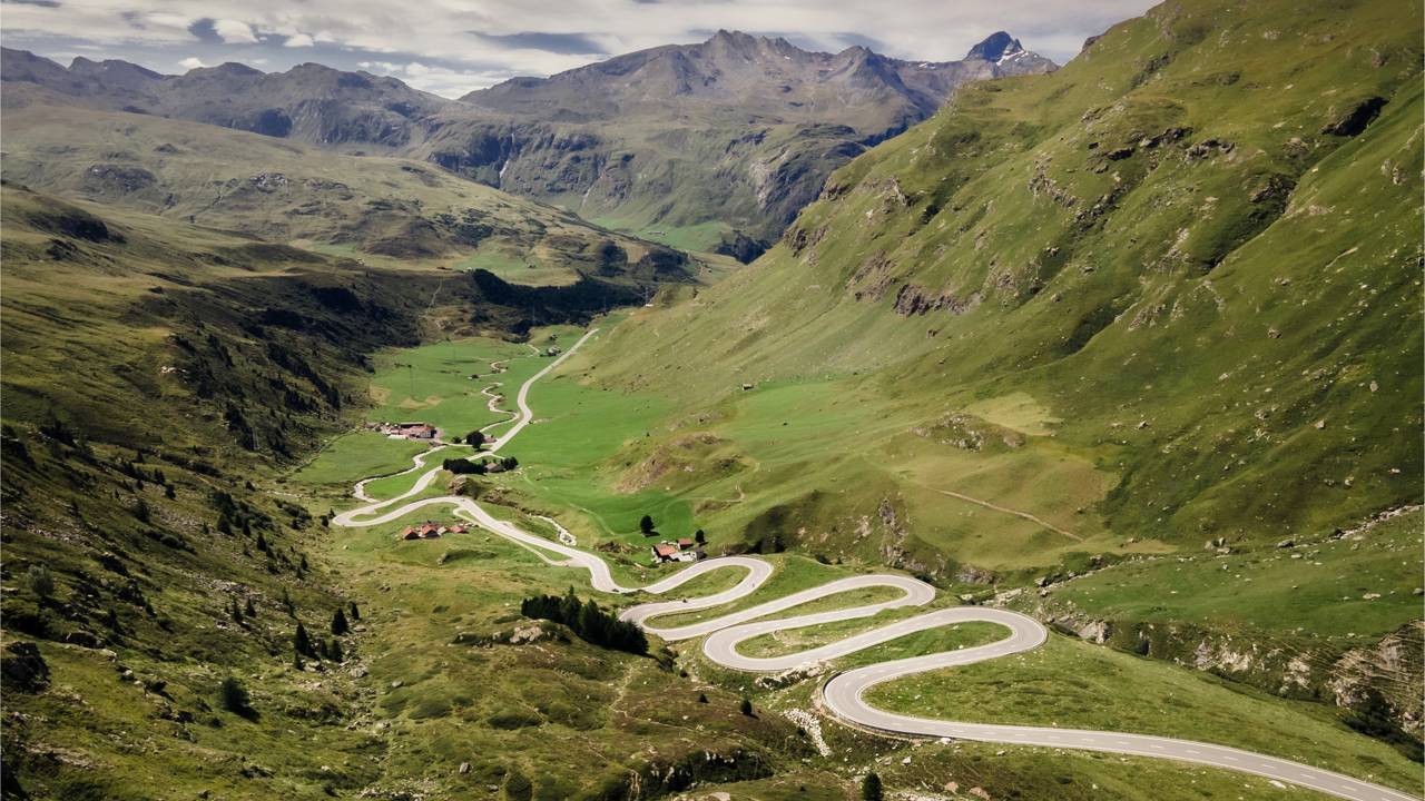 Com 2.284 metros de altitude e raízes históricas romanas, o Passo Julier na Suíça surge como uma das rotas mais antigas dos Alpes