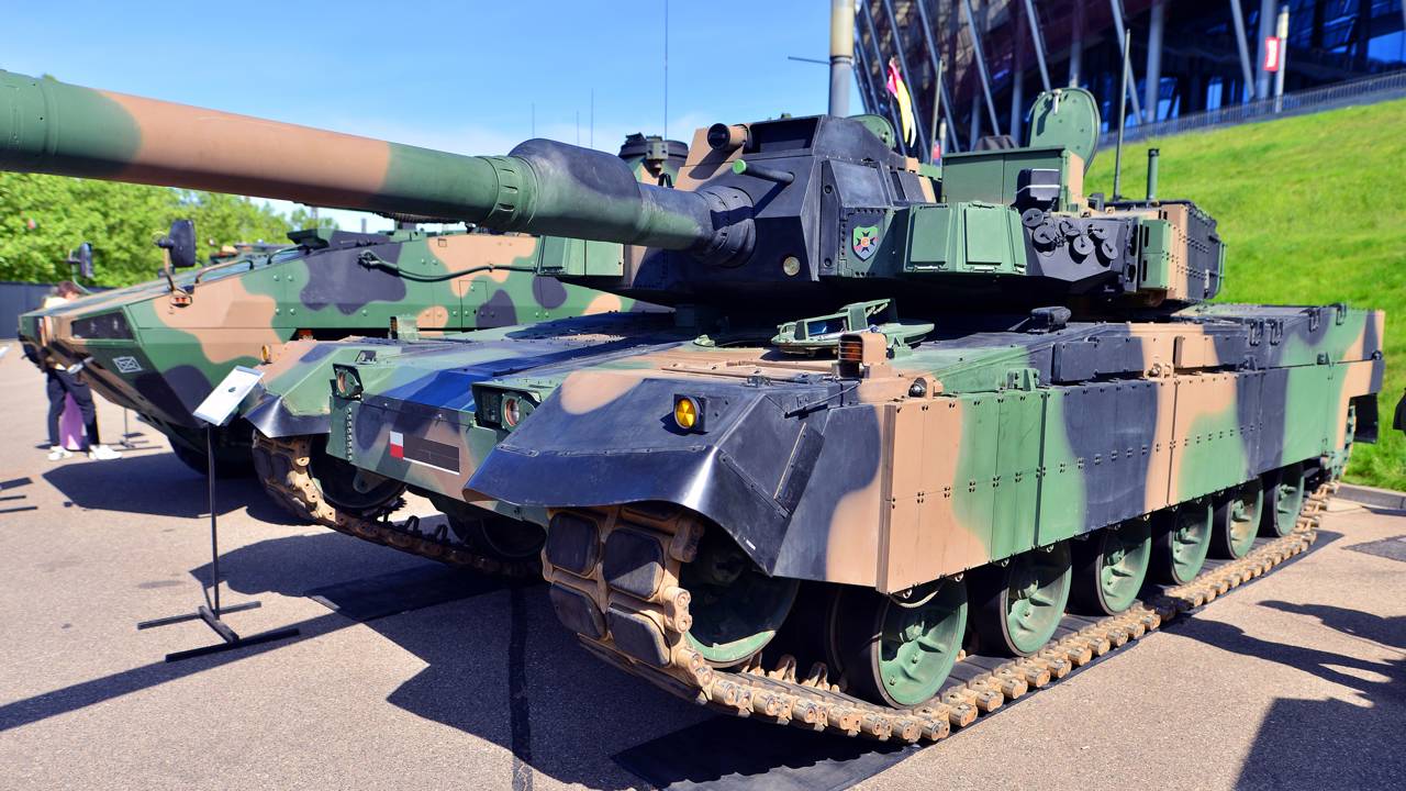 Com uma suspensão hidropneumática que permite ao chassi se ajoelhar, o tanque sul-coreano K2 atira por cima de colinas usando seu canhão de 120 mm