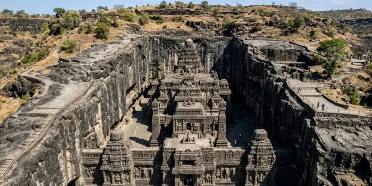 Removendo 400 mil toneladas de rocha sólida de cima para baixo, o templo indiano de 30 metros de altura foi esculpido em uma única pedra