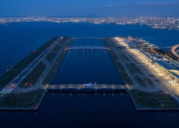 O mega-aeroporto japonês construído sobre uma ilha artificial no meio do oceano que sobreviveu a terremotos devastadores, mas está afundando lentamente e pode desaparecer nas próximas décadas